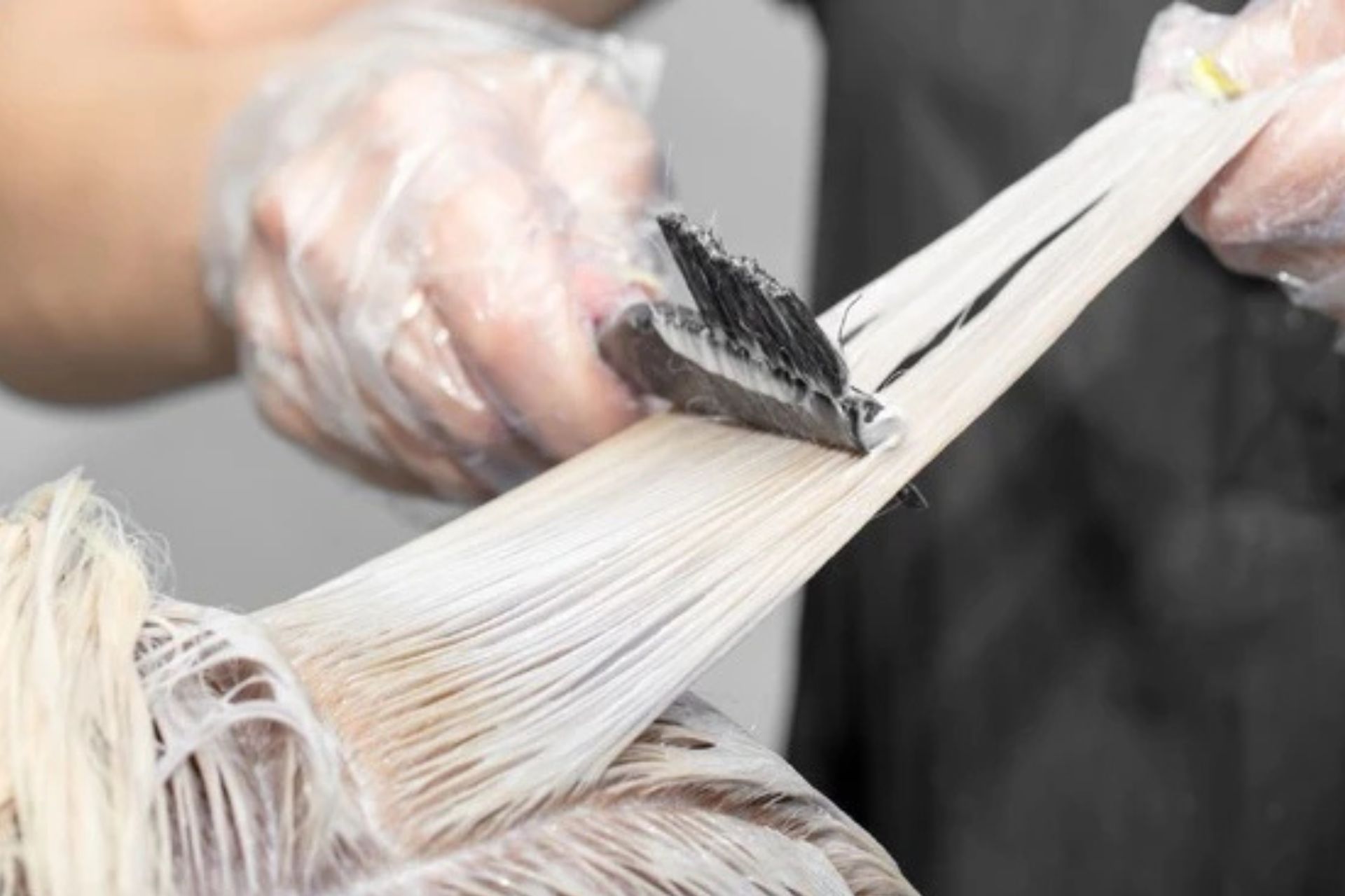 髪質に合わせた薬剤を塗布