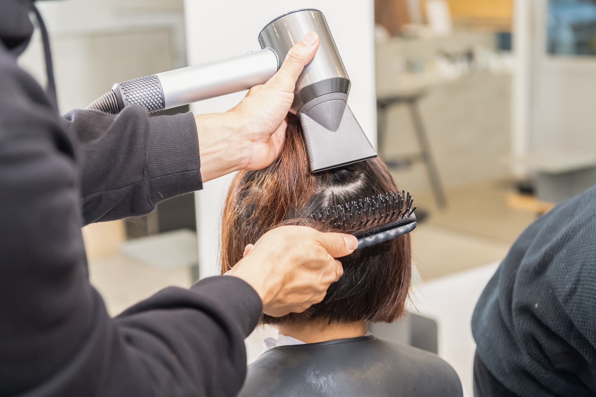 仕上がりの持続性を高めるため、丁寧な熱処理と中間ケアを徹底